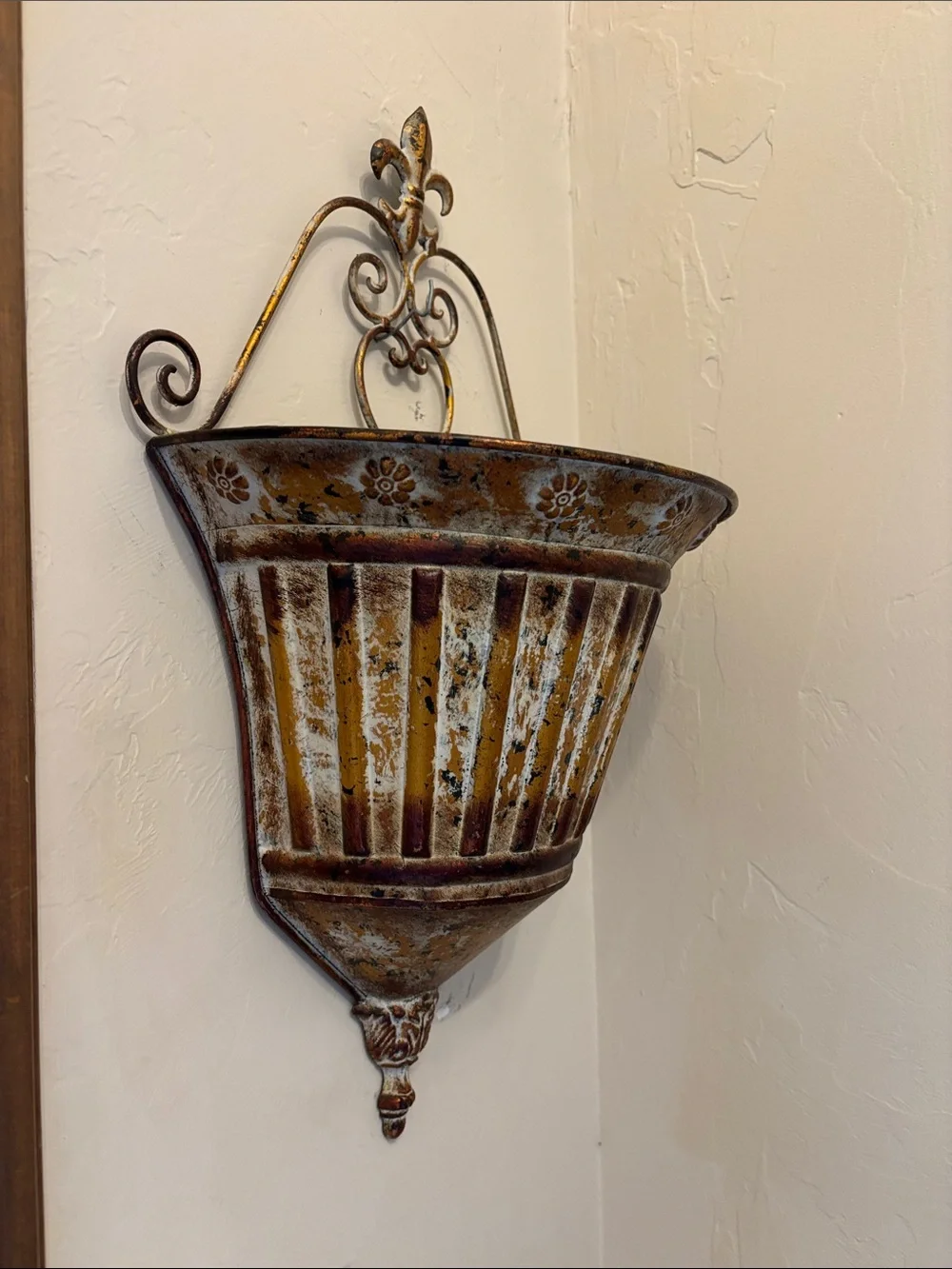 Rustic metal wall mounted planter!